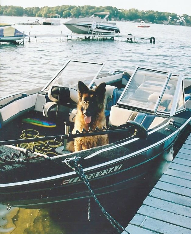 Gallery - Coca in boat - Coca V Mittelwest      Cmon  lets go fishing